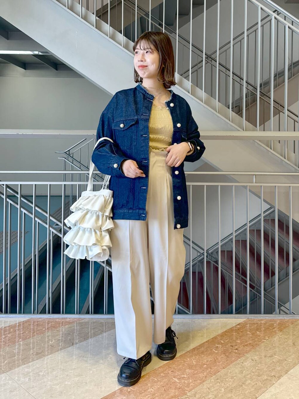 イエロー系のシャツ/ブラウス、ホワイト系のトートバッグ、ホワイト系のその他パンツを着用したレディースの春コーディネートの5枚目の写真