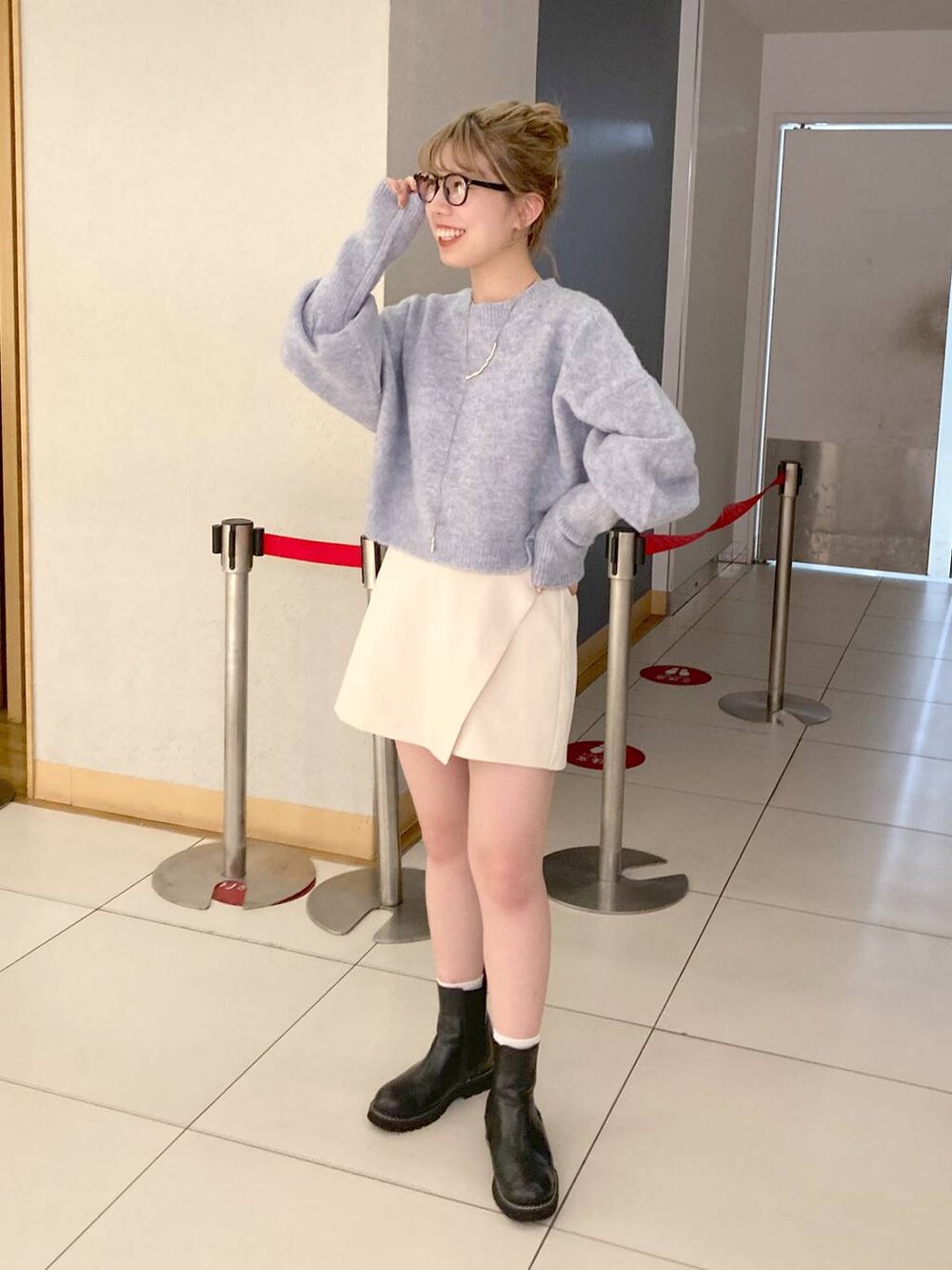 ブラック系のブーツ、ブルー系のニット/セーターを着用したレディースの秋コーディネートの6枚目の写真