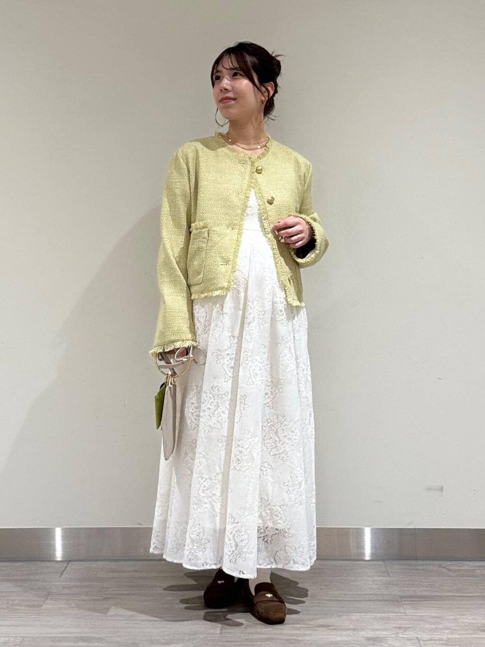 ホワイト系のキャミソール、ブラウン系のローファー、グレー系のショルダーバッグを着用したレディースの春コーディネートの2枚目の写真