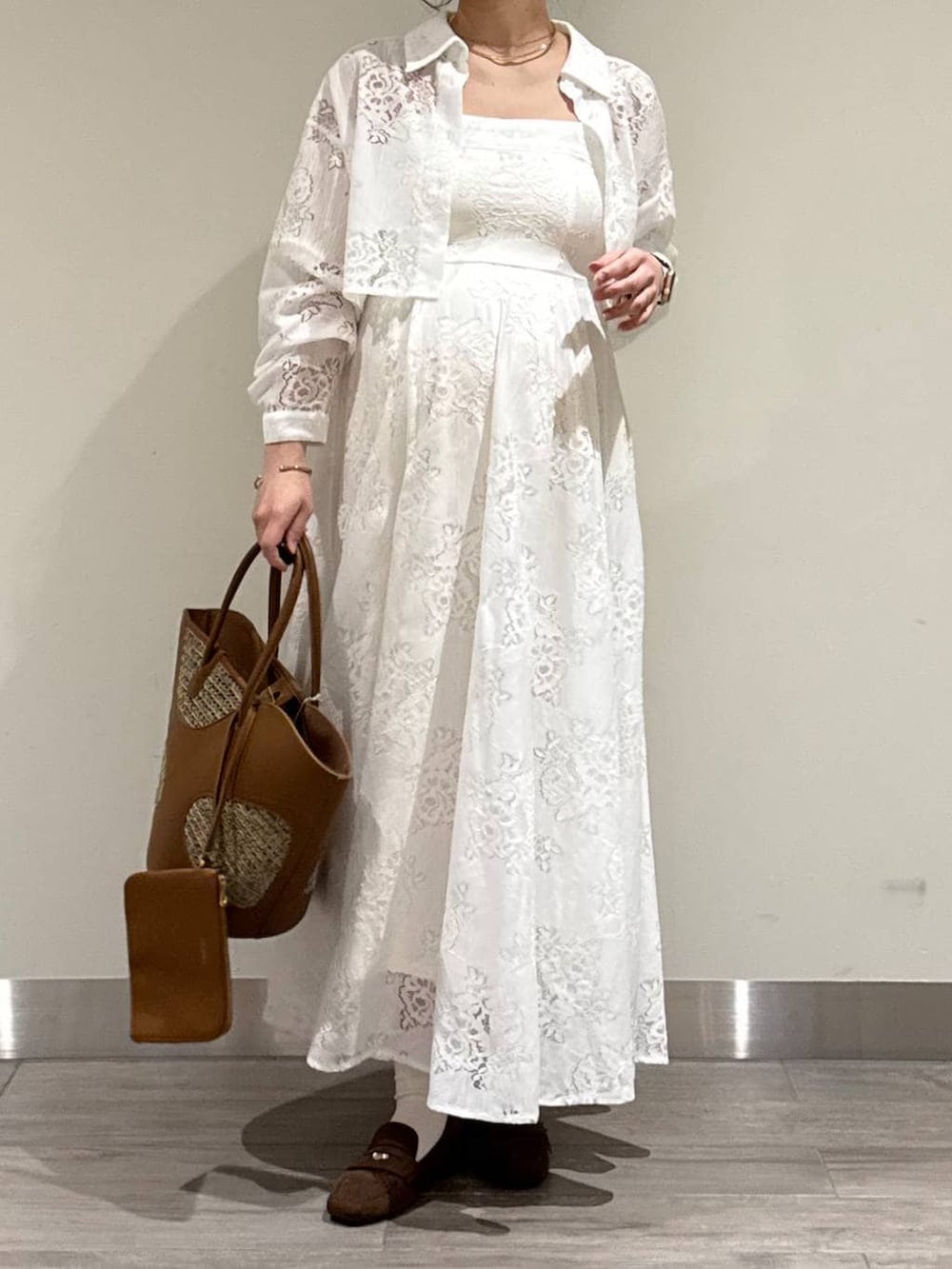 ホワイト系のキャミソール、ブラウン系のローファー、ブラウン系のトートバッグを着用したレディースの春コーディネートの2枚目の写真