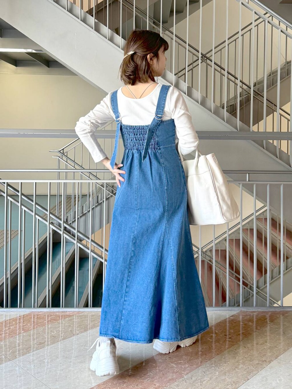 ホワイト系のトートバッグ、ホワイト系のTシャツ/カットソー、ホワイト系のスニーカーを着用したレディースの冬コーディネートの8枚目の写真