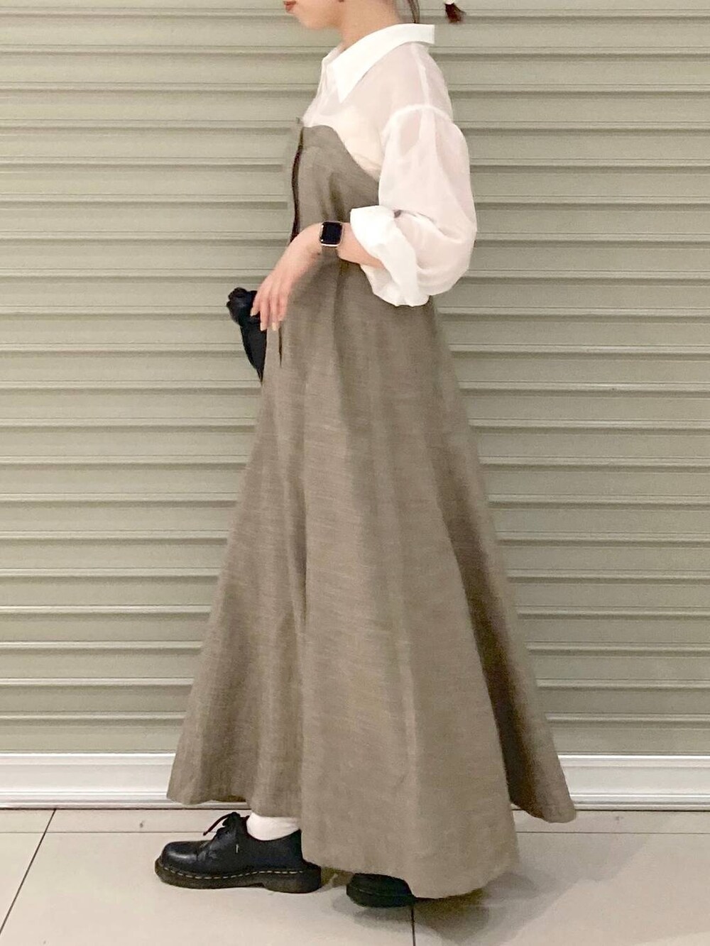 ベージュ系のワンピース、ベージュ系のハットを着用したレディースの秋コーディネートの4枚目の写真