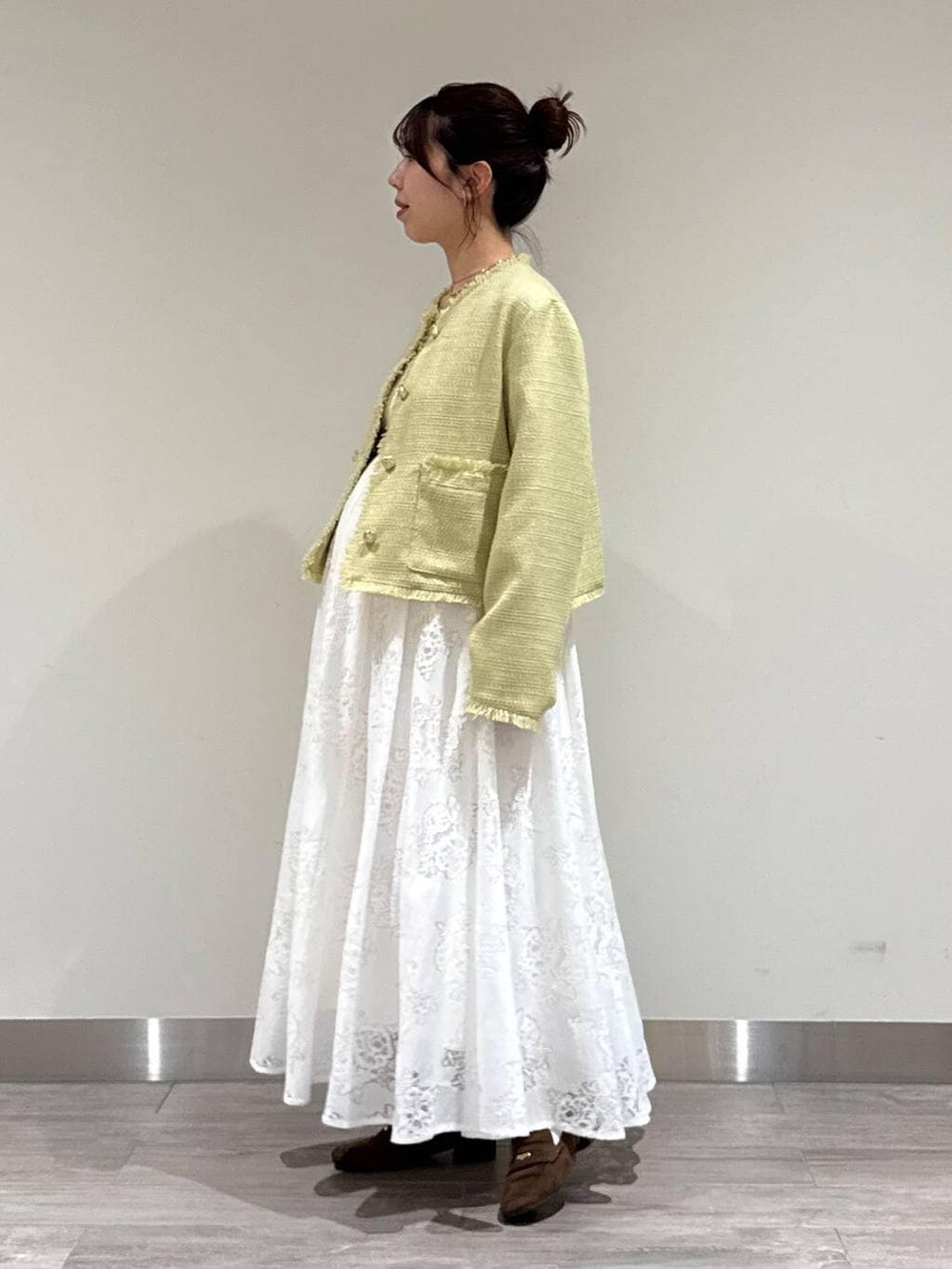 ホワイト系のキャミソール、ブラウン系のローファー、グレー系のショルダーバッグを着用したレディースの春コーディネートの3枚目の写真