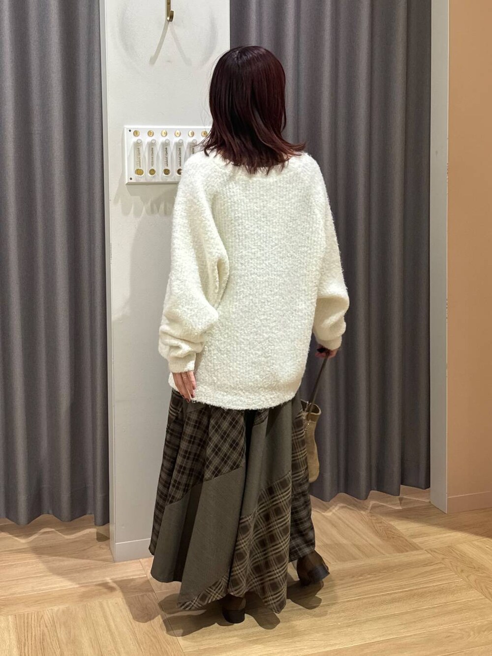 ホワイト系のキャミソール、ホワイト系のカーディガン/ボレロ、ブラウン系のワンピースを着用したレディースの秋コーディネートの4枚目の写真