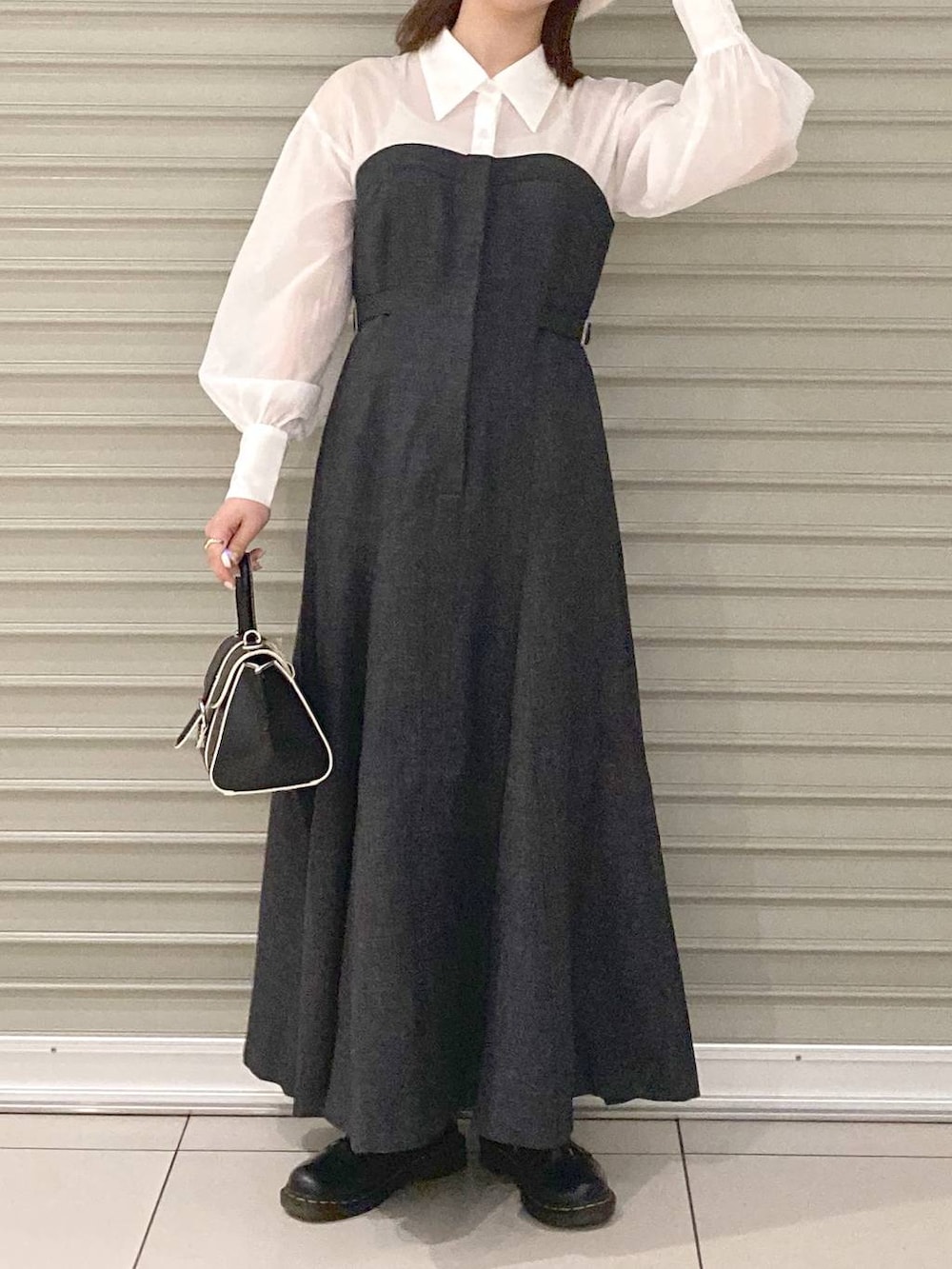 ホワイト系のハンドバッグ、ブラウン系のカーディガン/ボレロ、グレー系のワンピースを着用したレディースの秋コーディネートの2枚目の写真