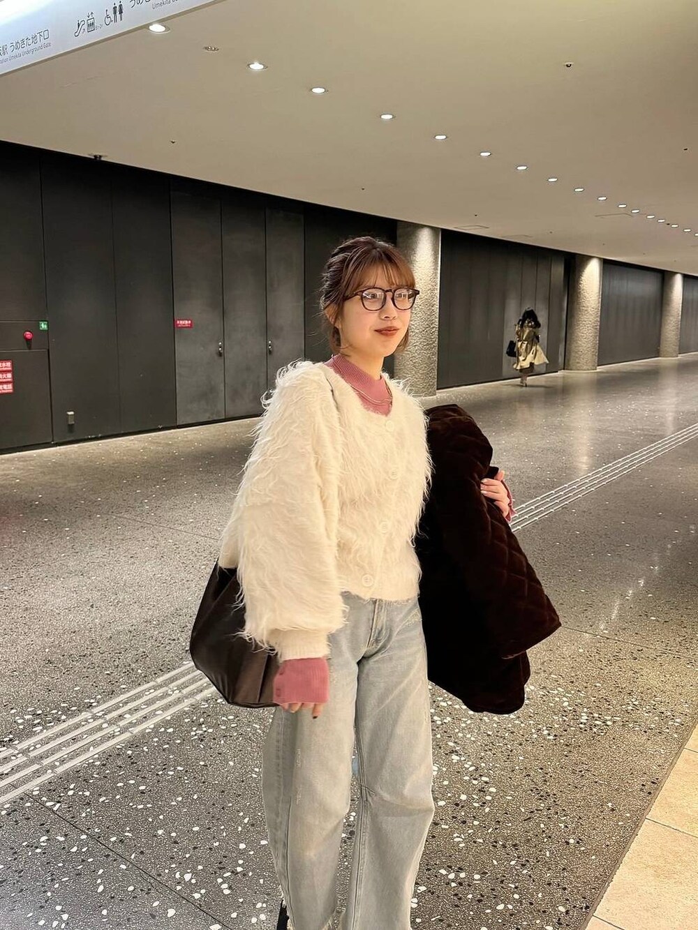 ホワイト系のカーディガン/ボレロ、ピンク系のニット/セーター、ゴールド系のネックレスを着用したレディースの冬コーディネートの4枚目の写真