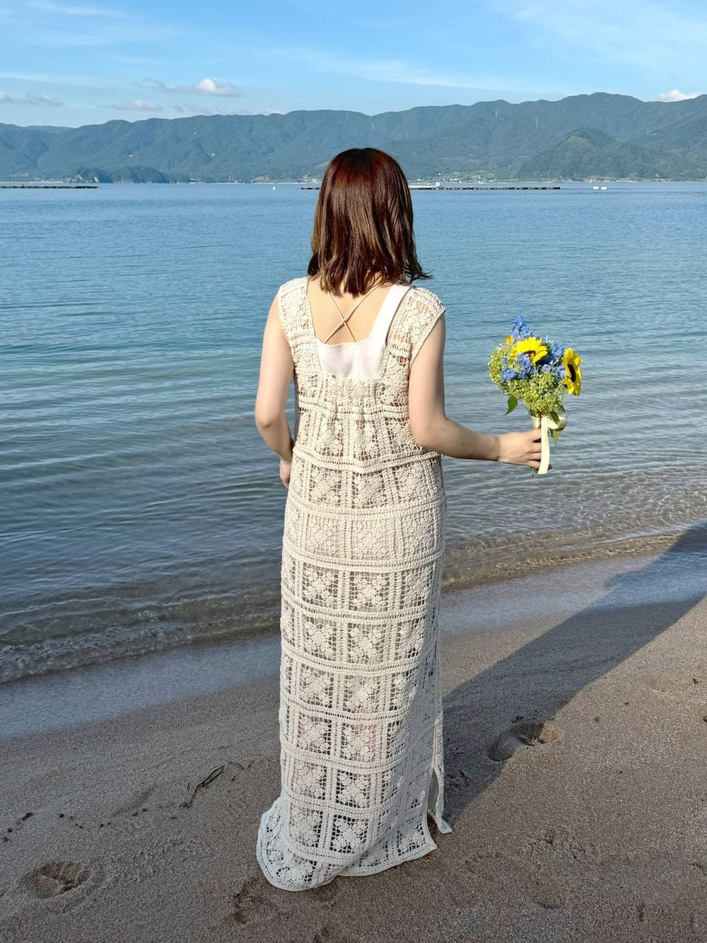 ホワイト系のワンピース、ベージュ系のキャミソール、ホワイト系のタンクトップを着用したレディースの夏コーディネートの4枚目の写真