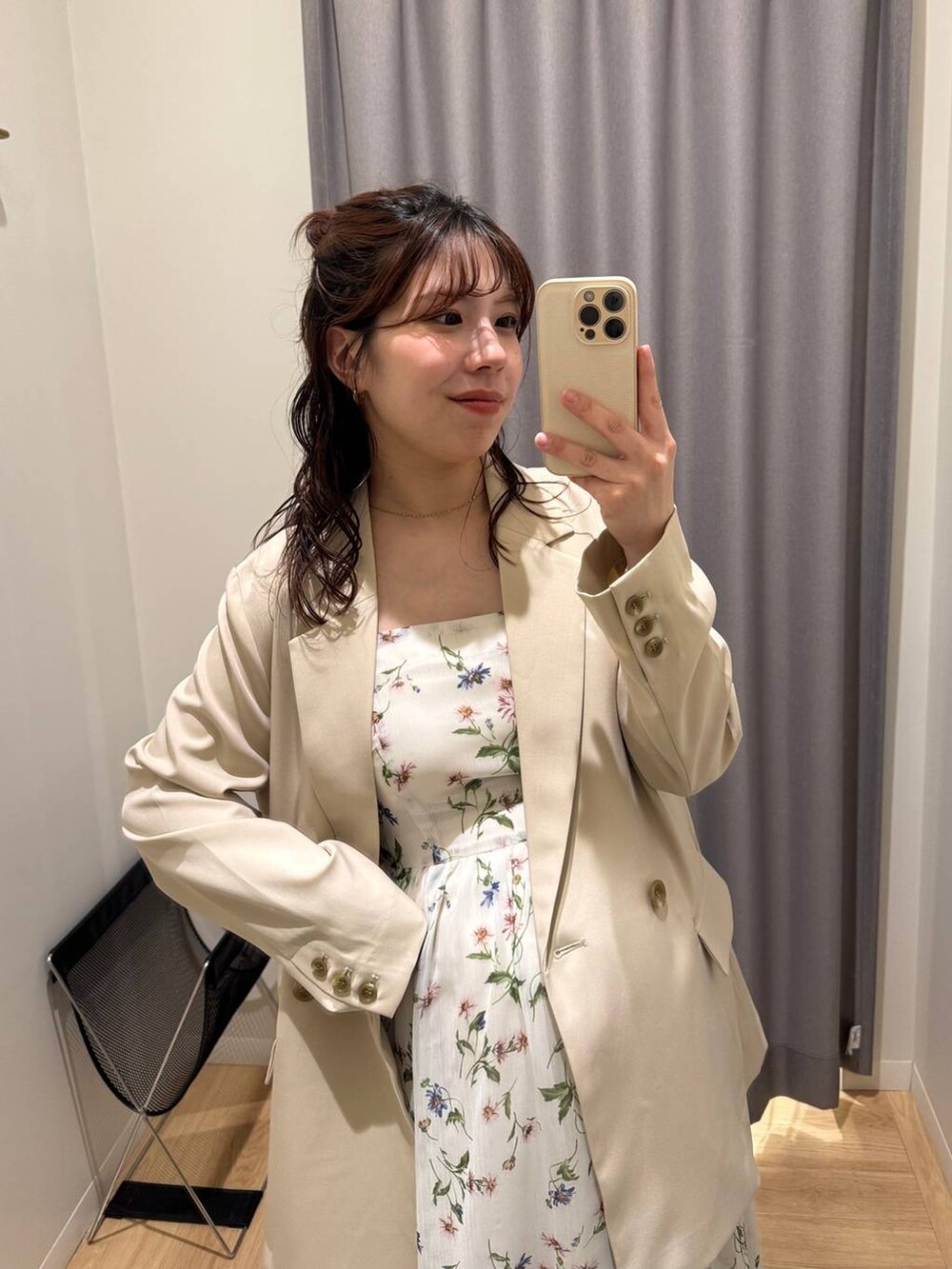 ホワイト系のキャミソール、ホワイト系のワンピース、ベージュ系のテーラードジャケットを着用したレディースの春コーディネートの2枚目の写真