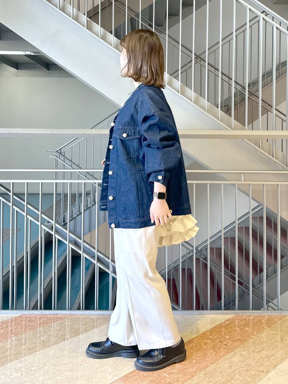 イエロー系のシャツ/ブラウス、ホワイト系のトートバッグ、ホワイト系のその他パンツを着用したレディースの春コーディネートの3枚目の写真