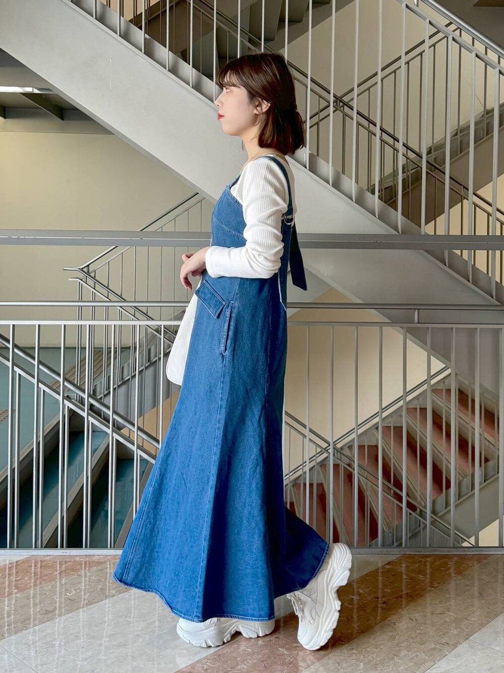 ホワイト系のトートバッグ、ホワイト系のTシャツ/カットソー、ホワイト系のスニーカーを着用したレディースの冬コーディネートの7枚目の写真