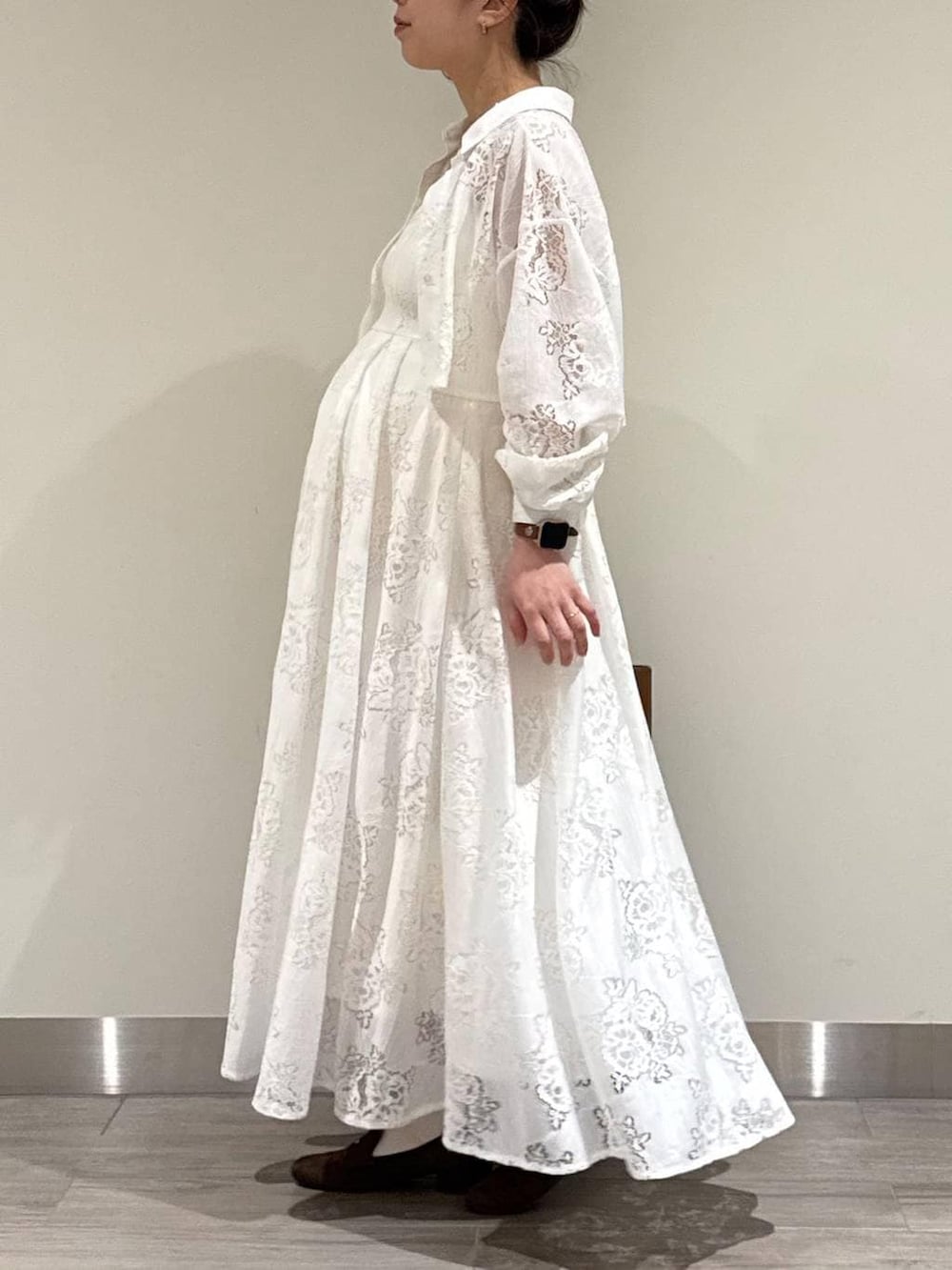 ホワイト系のキャミソール、ブラウン系のローファー、ブラウン系のトートバッグを着用したレディースの春コーディネートの4枚目の写真