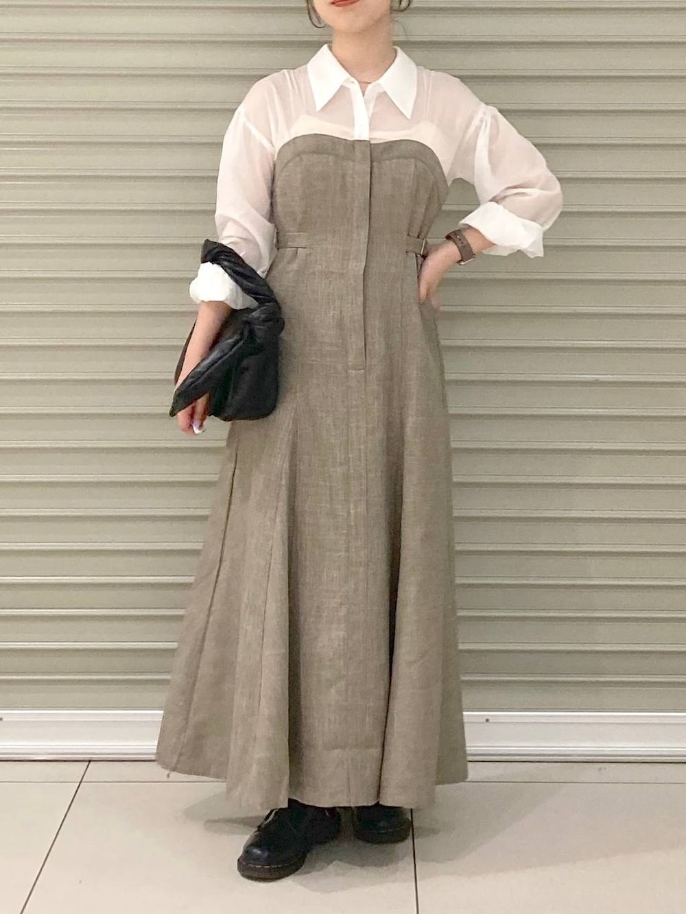 ベージュ系のワンピース、ベージュ系のハットを着用したレディースの秋コーディネートの2枚目の写真