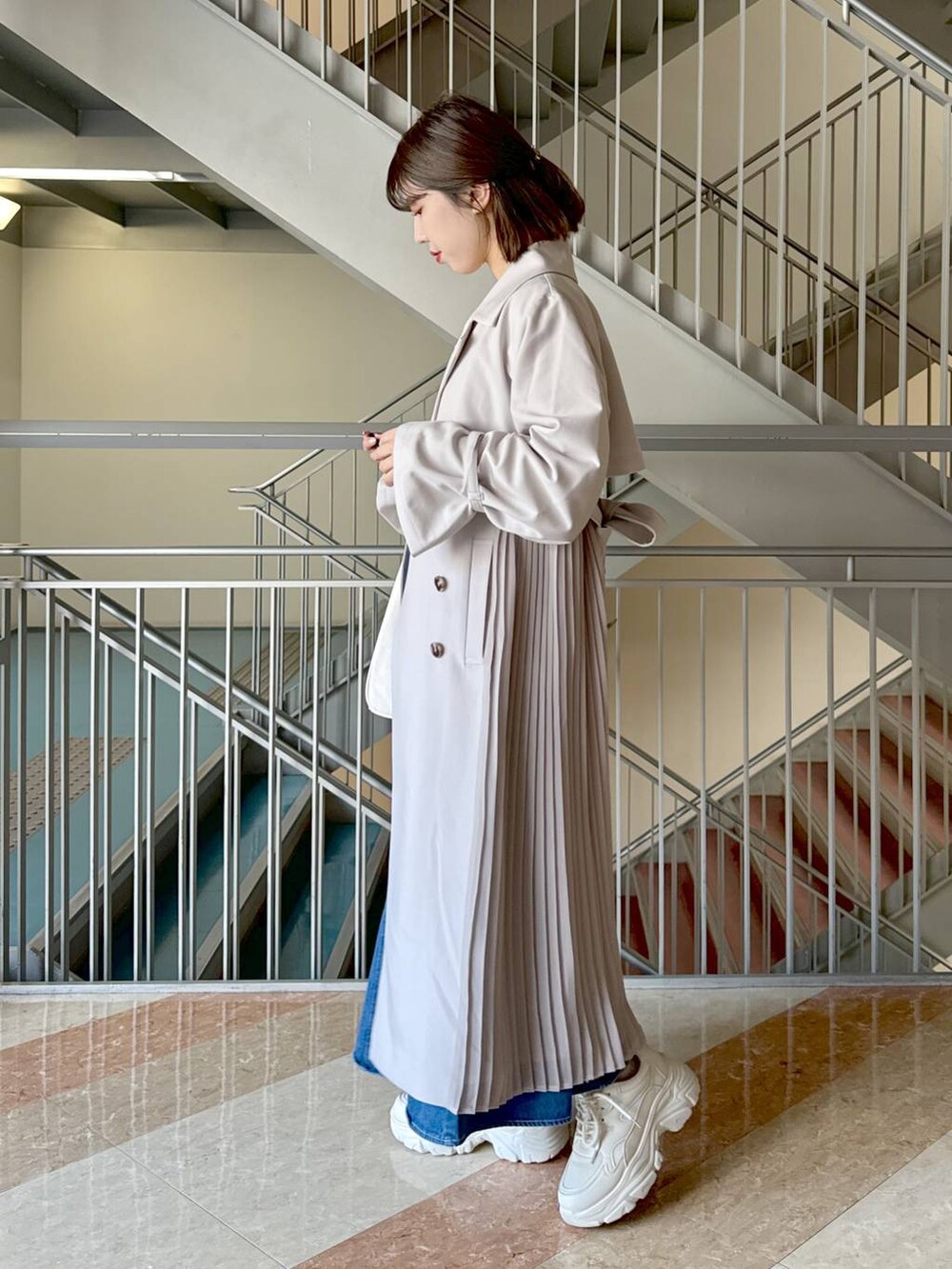 ホワイト系のトートバッグ、ホワイト系のTシャツ/カットソー、ホワイト系のスニーカーを着用したレディースの冬コーディネートの6枚目の写真