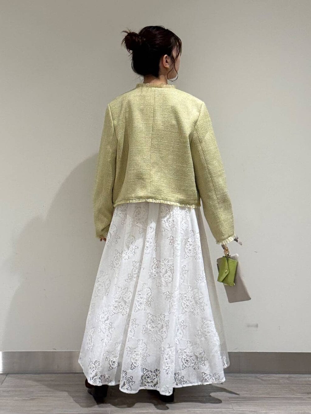 ホワイト系のキャミソール、ブラウン系のローファー、グレー系のショルダーバッグを着用したレディースの春コーディネートの4枚目の写真