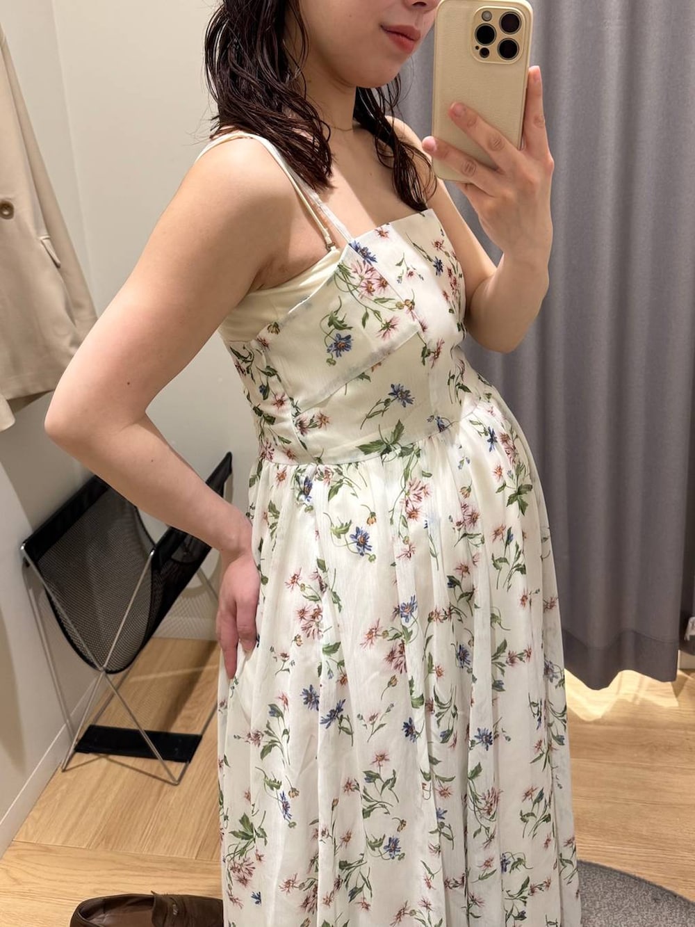 ホワイト系のキャミソール、ホワイト系のワンピース、ベージュ系のテーラードジャケットを着用したレディースの春コーディネートの4枚目の写真