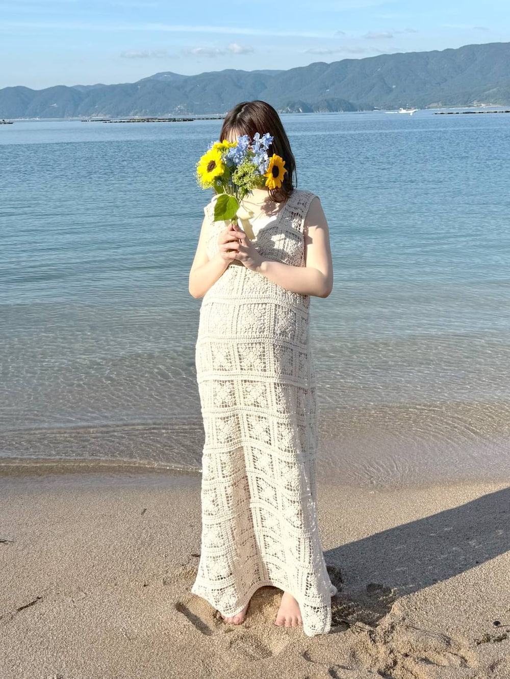 ホワイト系のワンピース、ベージュ系のキャミソール、ホワイト系のタンクトップを着用したレディースの夏コーディネートの3枚目の写真