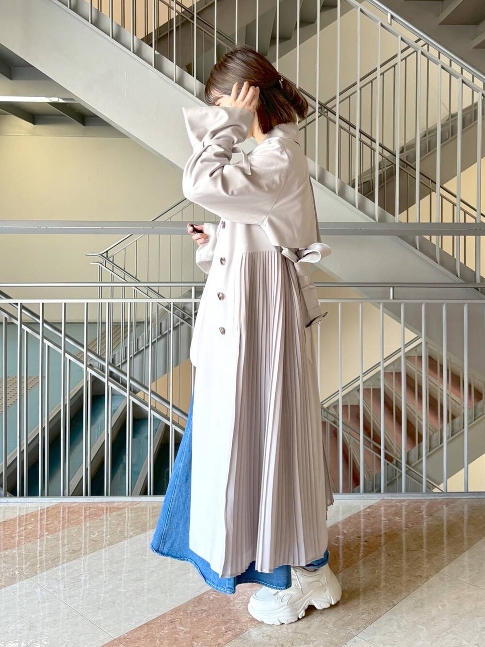 ホワイト系のトートバッグ、ホワイト系のTシャツ/カットソー、ホワイト系のスニーカーを着用したレディースの冬コーディネートの3枚目の写真