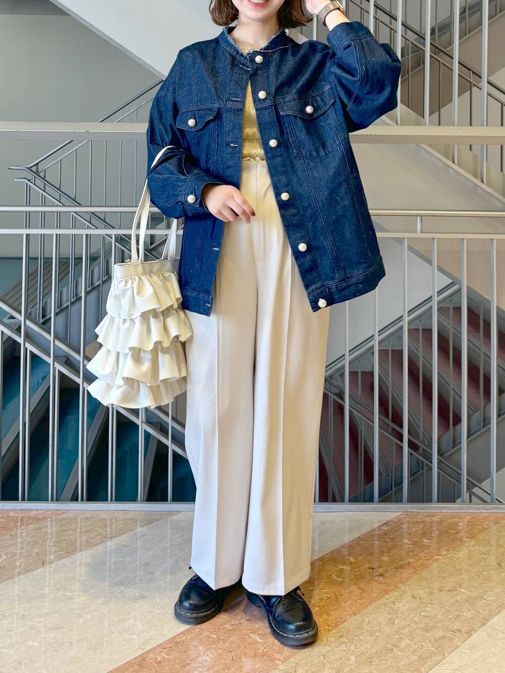 イエロー系のシャツ/ブラウス、ホワイト系のトートバッグ、ホワイト系のその他パンツを着用したレディースの春コーディネートの4枚目の写真