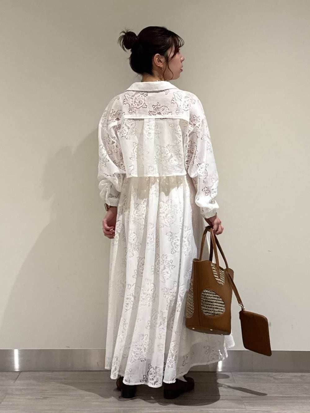 ホワイト系のキャミソール、ブラウン系のローファー、ブラウン系のトートバッグを着用したレディースの春コーディネートの3枚目の写真