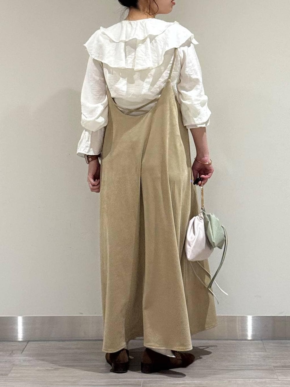 ブラウン系のローファー、ホワイト系のシャツ/ブラウス、ベージュ系のワンピースを着用したレディースの春コーディネートの4枚目の写真