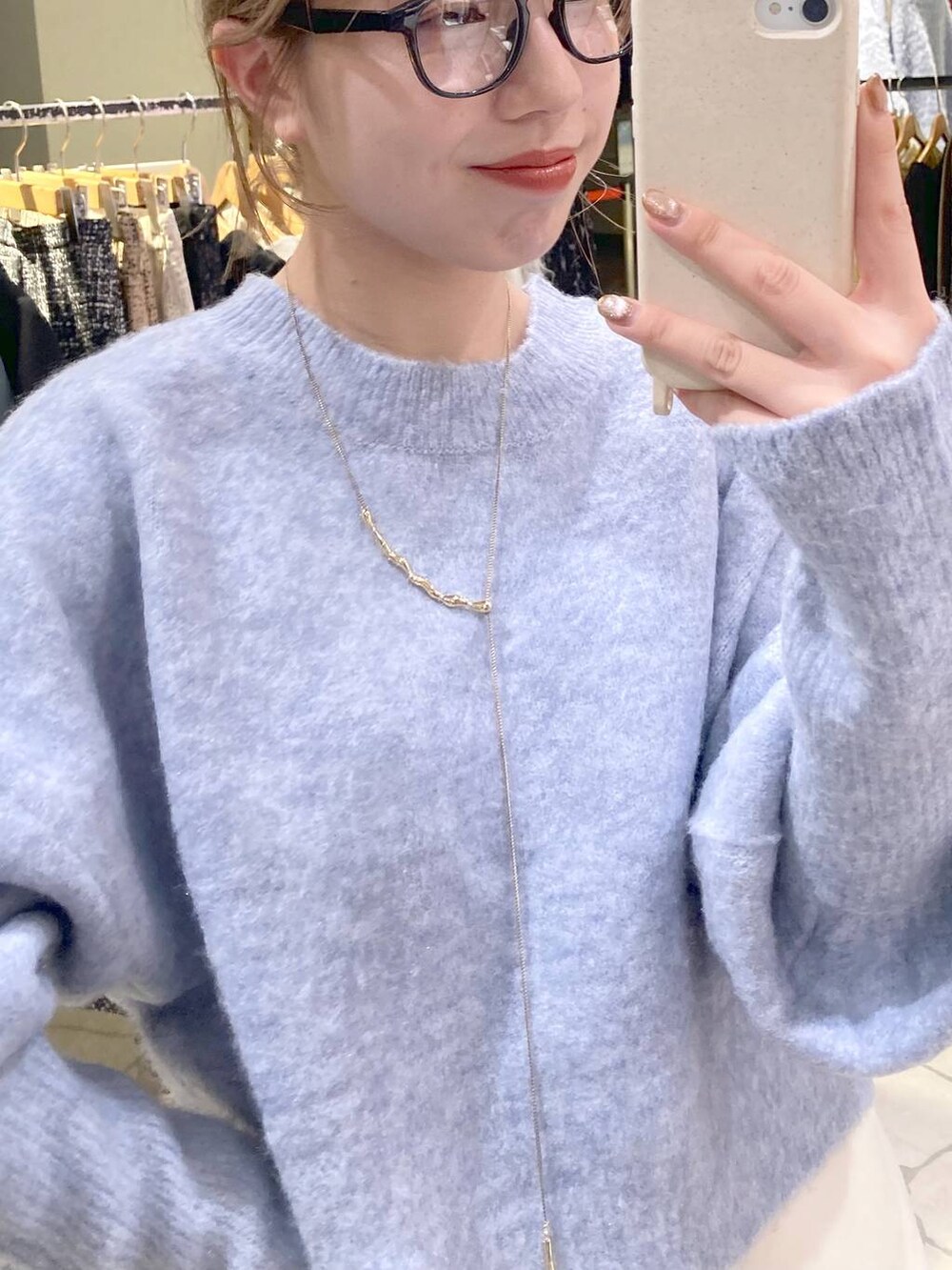 ブラック系のブーツ、ブルー系のニット/セーターを着用したレディースの秋コーディネートの5枚目の写真