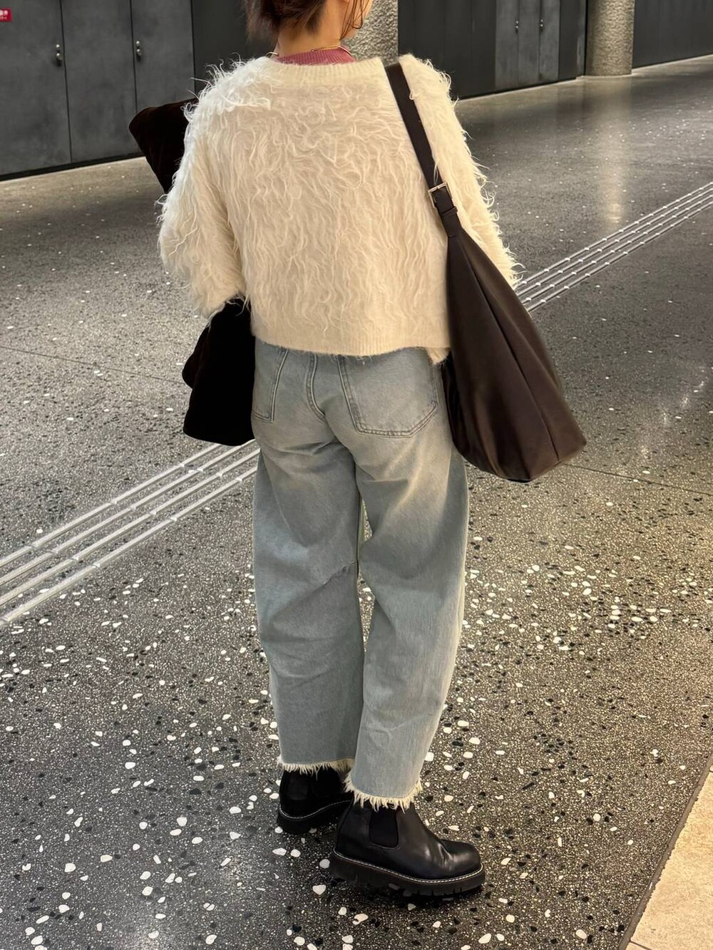 ホワイト系のカーディガン/ボレロ、ピンク系のニット/セーター、ゴールド系のネックレスを着用したレディースの冬コーディネートの3枚目の写真