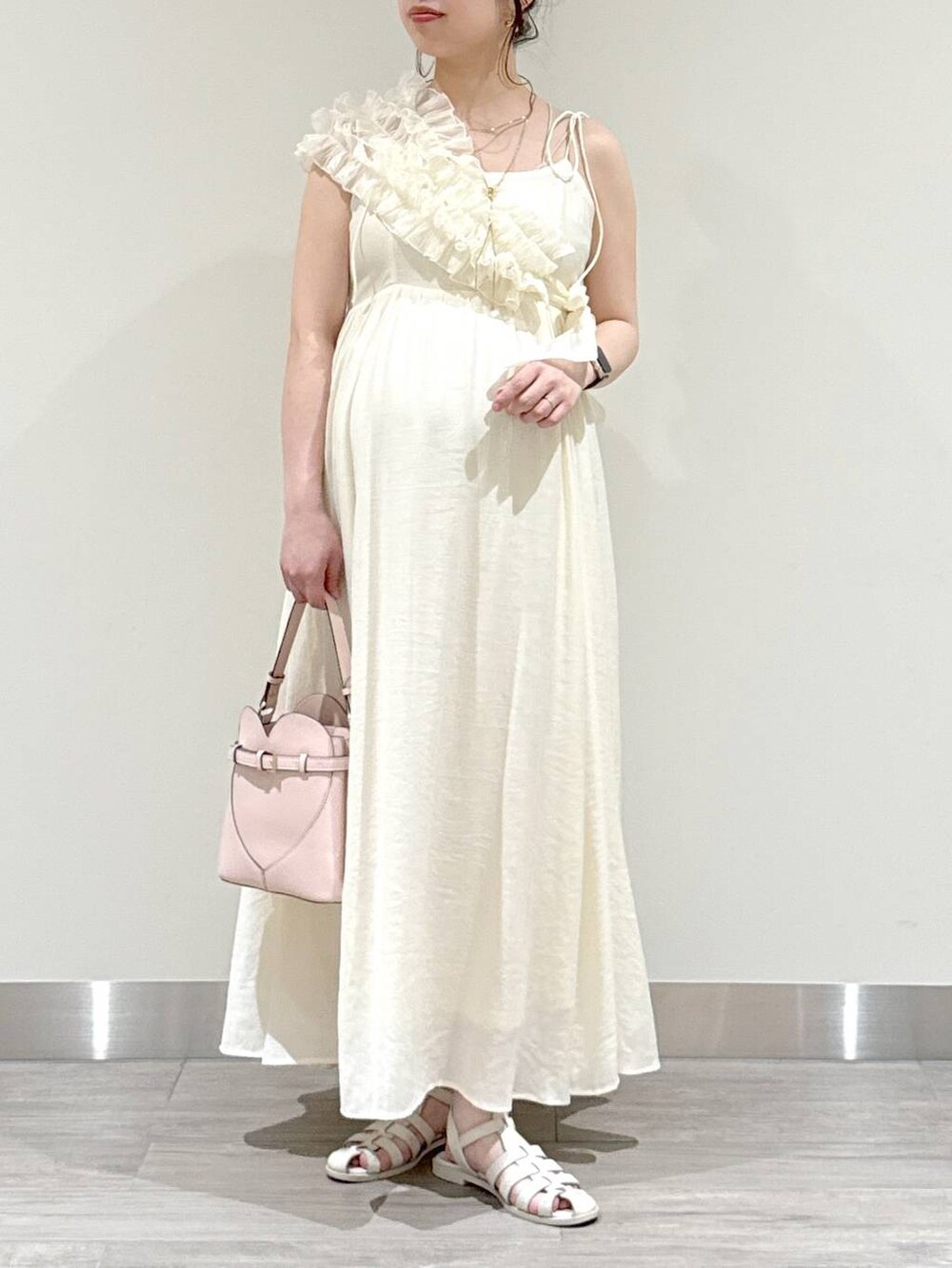 ホワイト系のワンピース、ピンク系のショルダーバッグを着用したレディースの夏コーディネートの4枚目の写真