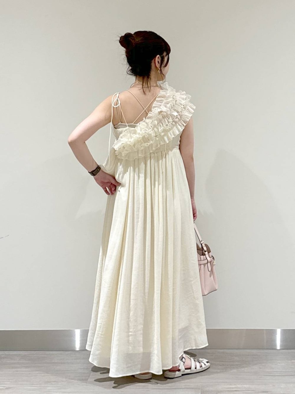 ホワイト系のワンピース、ピンク系のショルダーバッグを着用したレディースの夏コーディネートの2枚目の写真