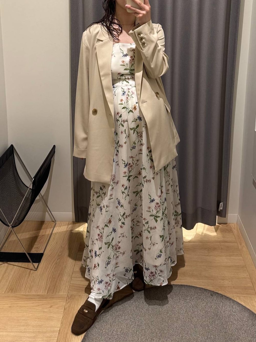 ホワイト系のキャミソール、ホワイト系のワンピース、ベージュ系のテーラードジャケットを着用したレディースの春コーディネートの3枚目の写真