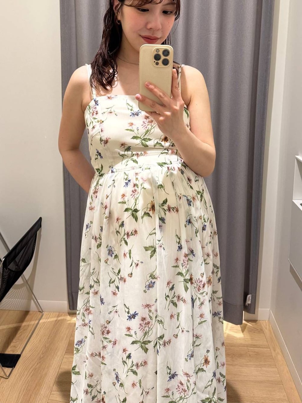 ホワイト系のキャミソール、ホワイト系のワンピース、ベージュ系のテーラードジャケットを着用したレディースの春コーディネートの5枚目の写真