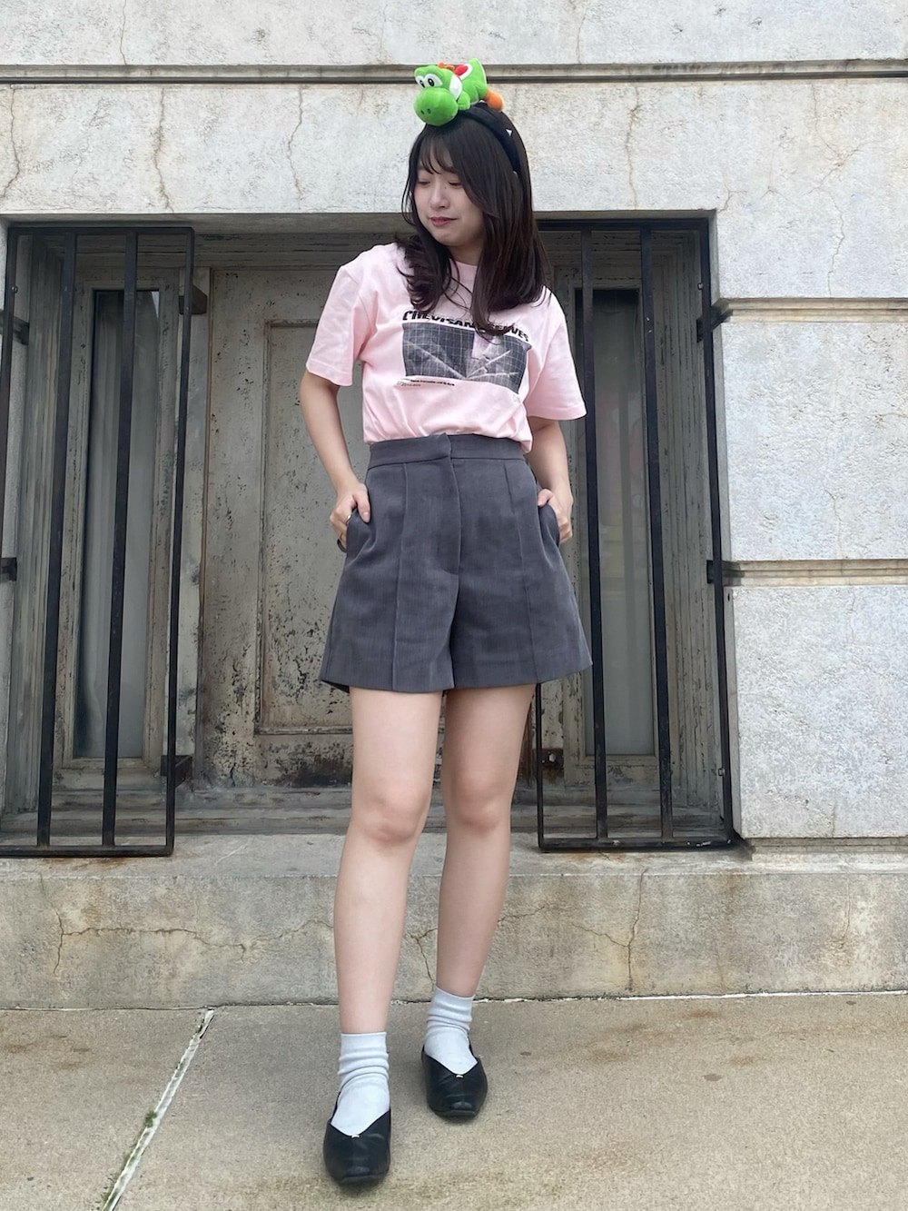 グレー系のその他パンツ、ブラック系のパンプス、ピンク系のTシャツ/カットソーを着用したレディースの夏コーディネートの2枚目の写真