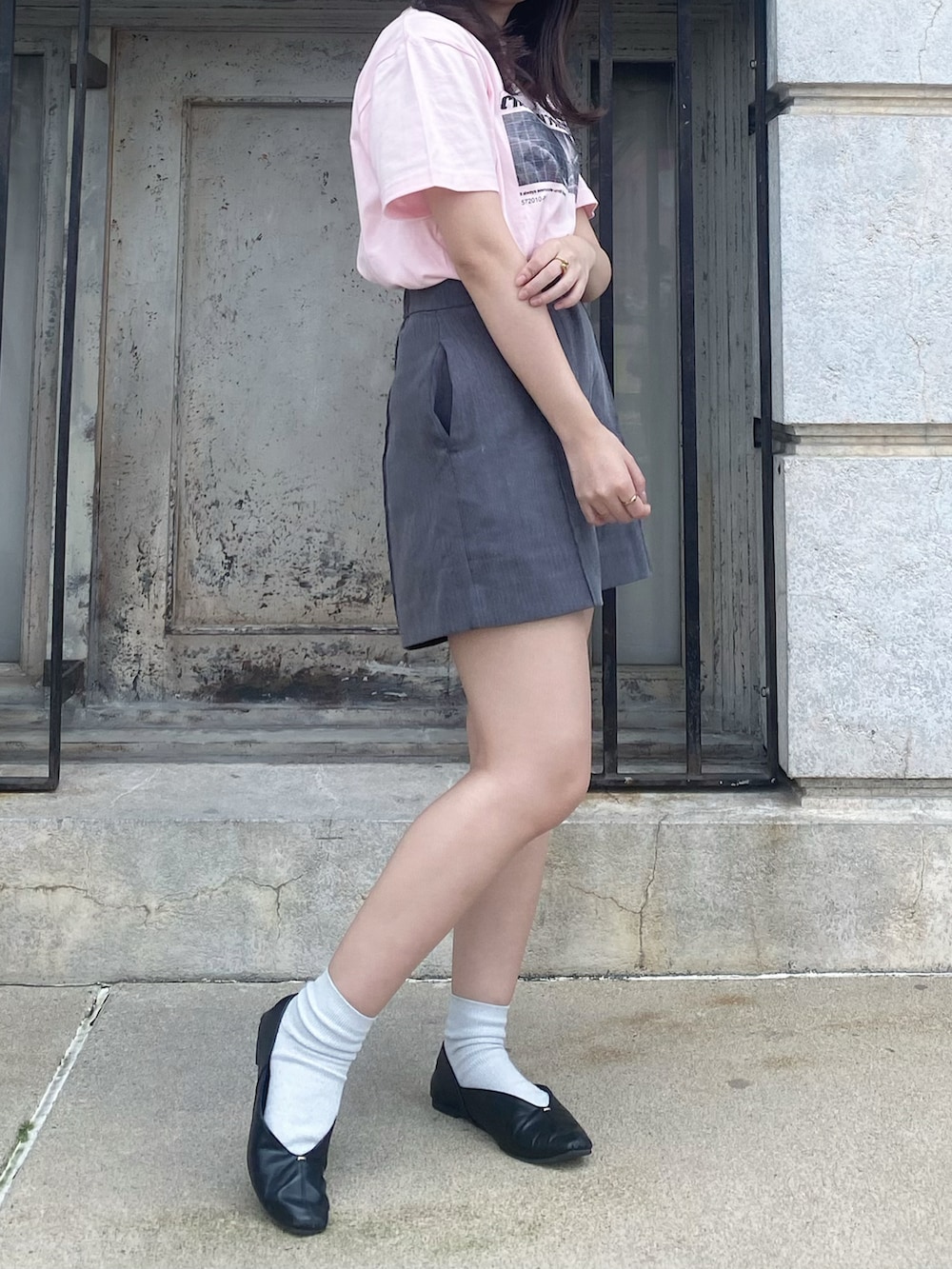 グレー系のその他パンツ、ブラック系のパンプス、ピンク系のTシャツ/カットソーを着用したレディースの夏コーディネートの3枚目の写真