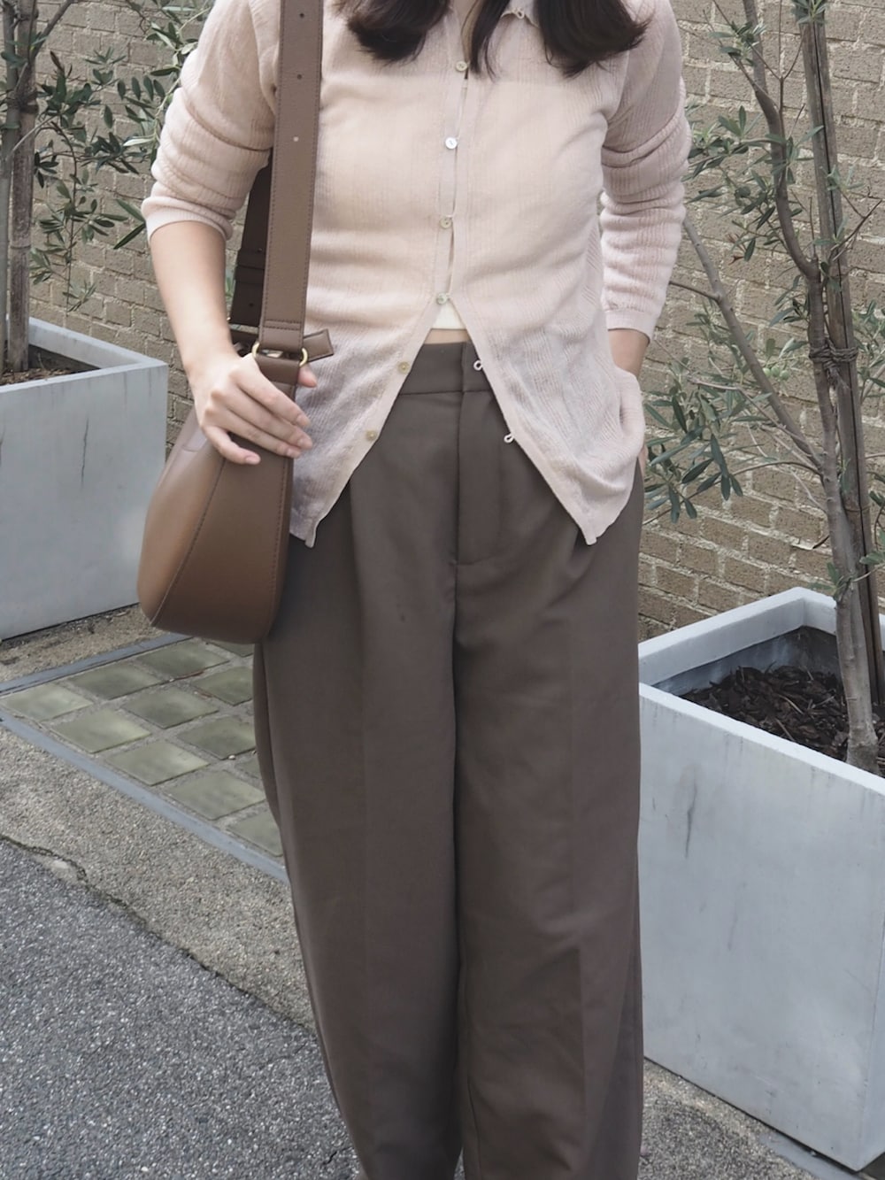 ピンク系のニット/セーター、ブラウン系のローファー、ブラウン系のセットアップを着用したレディースの秋コーディネートの3枚目の写真