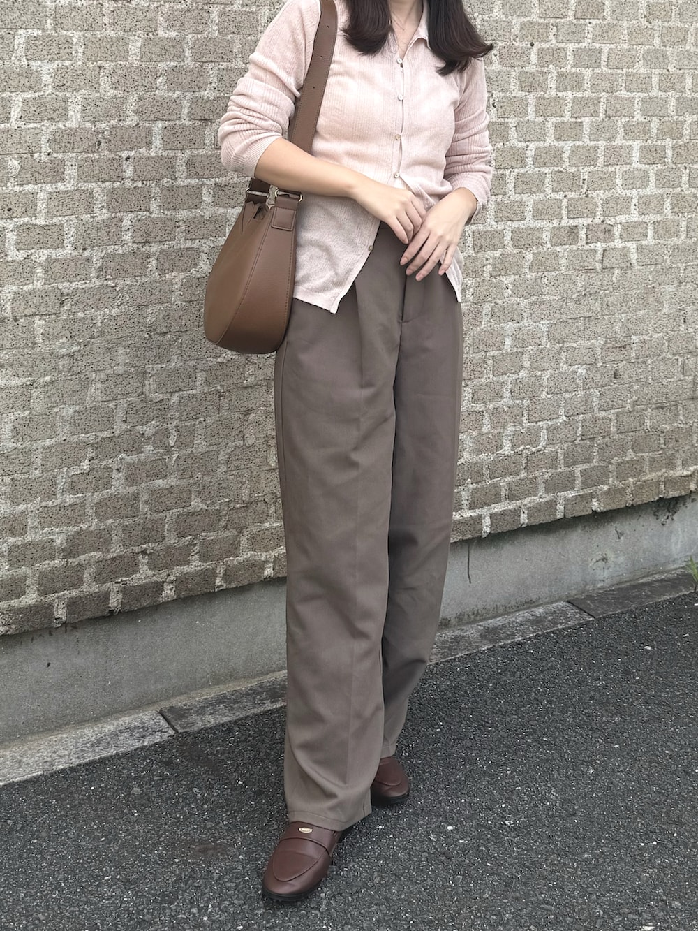 ピンク系のニット/セーター、ブラウン系のローファー、ブラウン系のセットアップを着用したレディースの秋コーディネートの2枚目の写真