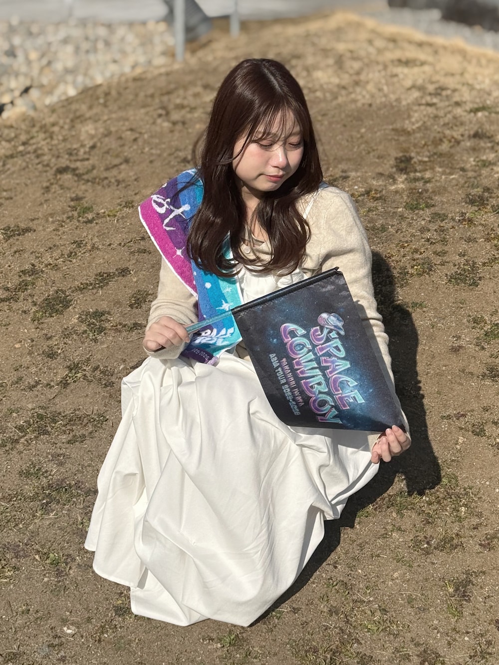 ベージュ系のニット/セーター、ホワイト系のセットアップを着用したレディースの春コーディネートの4枚目の写真