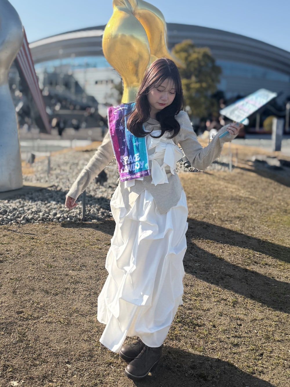 ベージュ系のニット/セーター、ホワイト系のセットアップを着用したレディースの春コーディネートの2枚目の写真