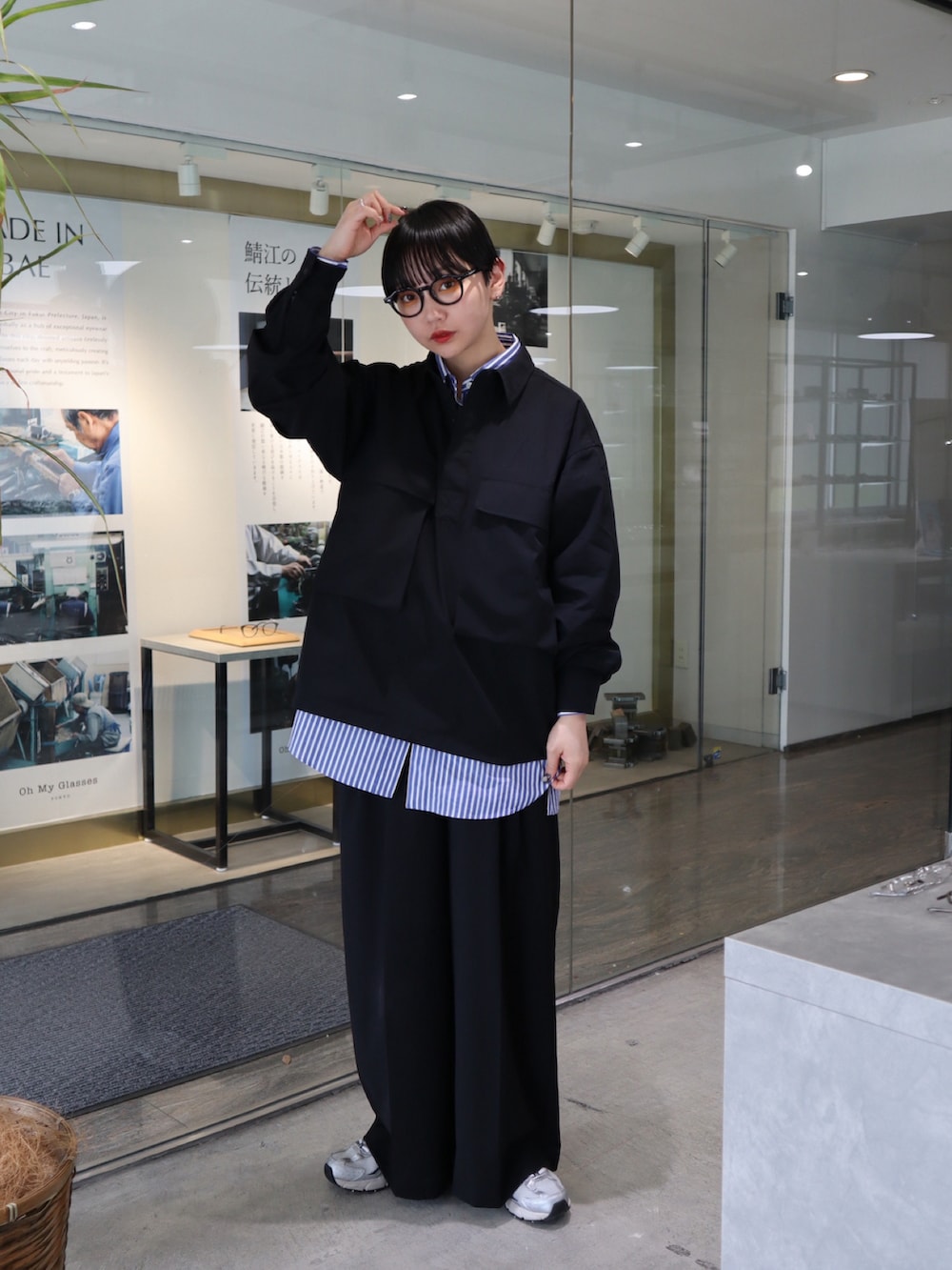 「大人かわいい、モノトーン、レイヤードスタイル、レイヤード、メガネ女子、ブラック、シャツスタイル、ニューバランス、スニーカー、スラックス、春のNewスタイル、メンズファッション、メンズライク、シティーボーイ、ラクチンコーデ」｜「ADAM ET ROPE'の【サステナブル】2タックワイドスラックス（スラックス、ブラック系）」を使った、オクユウカさん（骨格ストレート・レディース・159cm）の春コーディネートの2枚目の写真