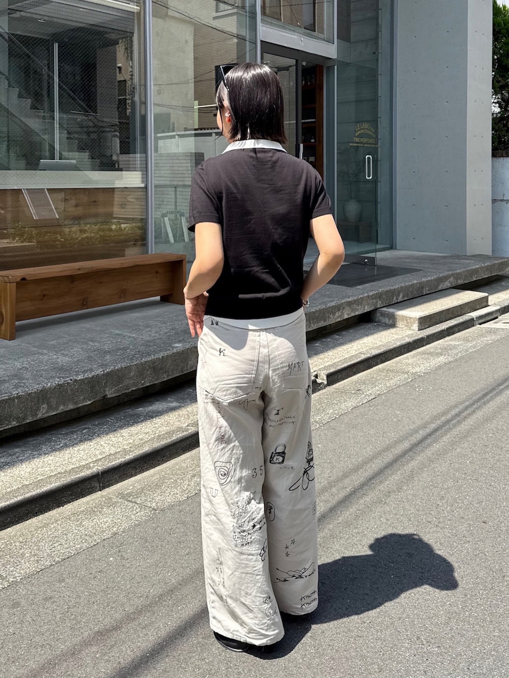 ブラック系のカーディガン/ボレロ、ホワイト系のその他パンツ、シルバー系のネックレスを着用したレディースの夏コーディネートの3枚目の写真