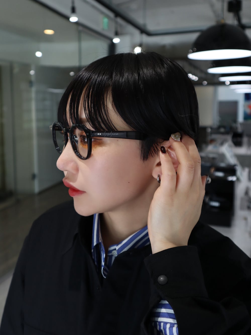 「大人かわいい、モノトーン、レイヤードスタイル、レイヤード、メガネ女子、ブラック、シャツスタイル、ニューバランス、スニーカー、スラックス、春のNewスタイル、メンズファッション、メンズライク、シティーボーイ、ラクチンコーデ」｜「ADAM ET ROPE'の【サステナブル】2タックワイドスラックス（スラックス、ブラック系）」を使った、オクユウカさん（骨格ストレート・レディース・159cm）の春コーディネートの3枚目の写真