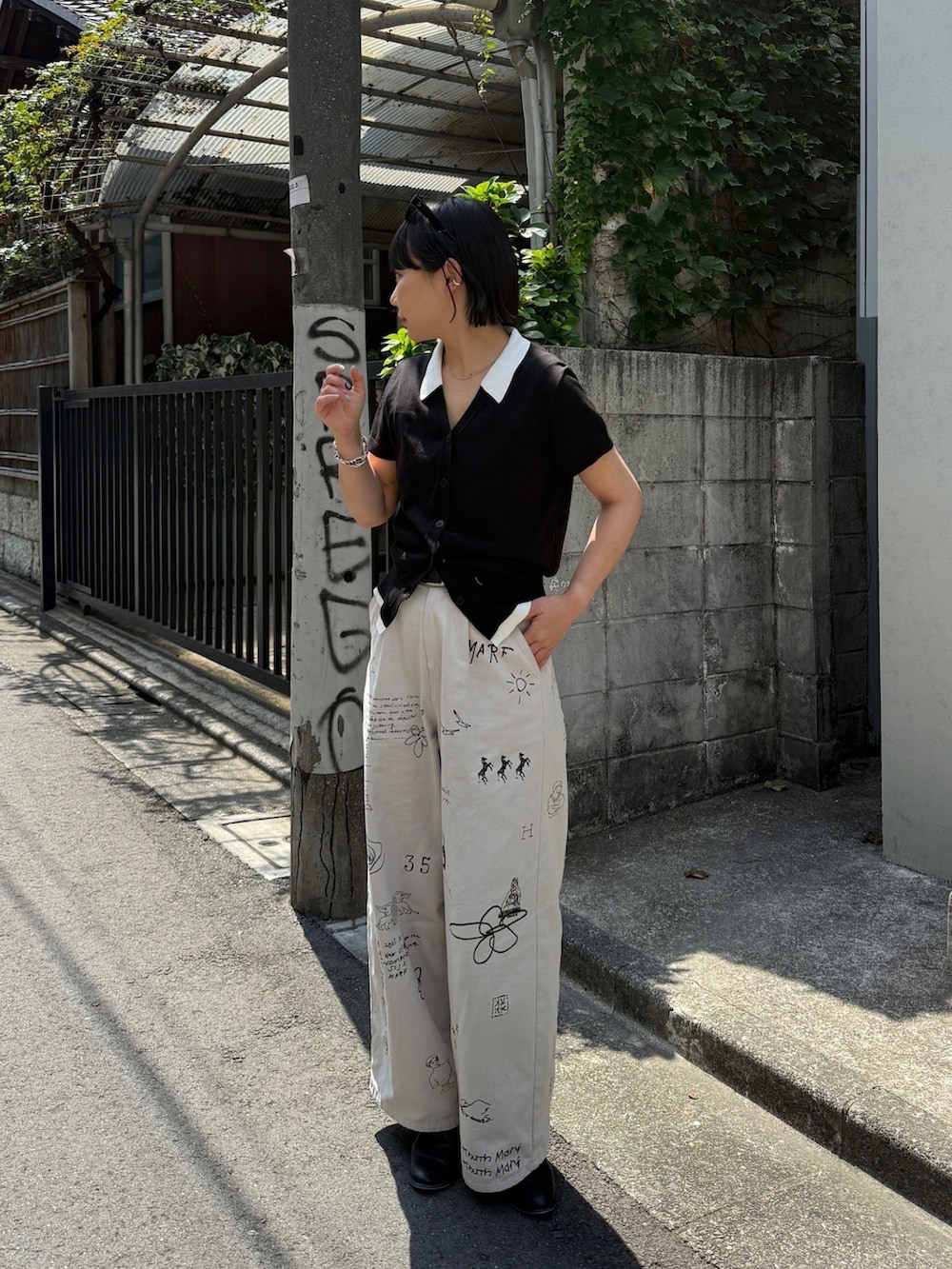 ブラック系のカーディガン/ボレロ、ホワイト系のその他パンツ、シルバー系のネックレスを着用したレディースの夏コーディネートの2枚目の写真