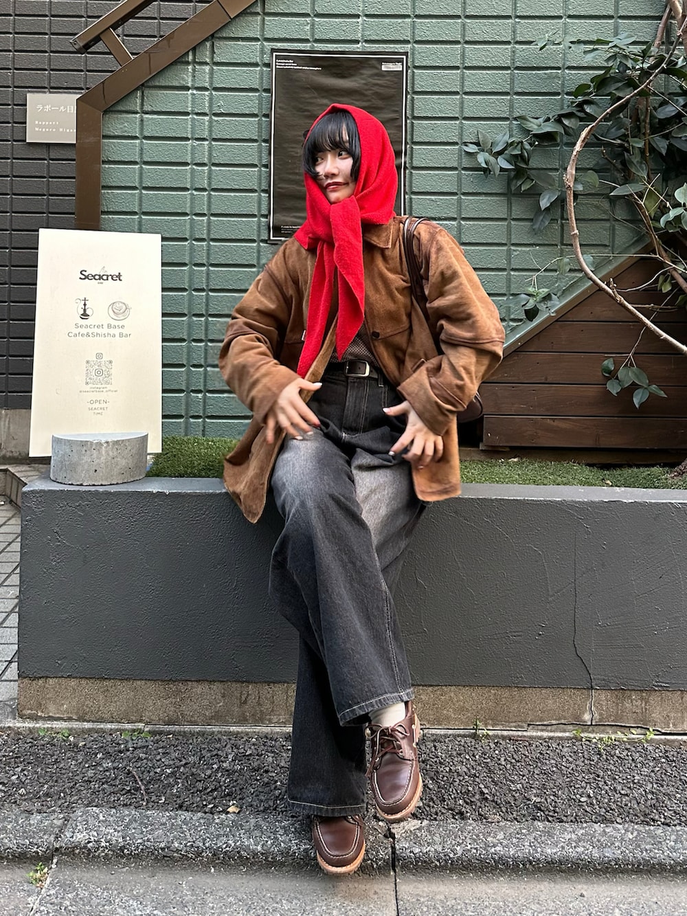 ブラック系のデニムパンツ、ブラウン系のモカシン/デッキシューズ、イエロー系のブルゾンを着用したレディースの冬コーディネートの2枚目の写真