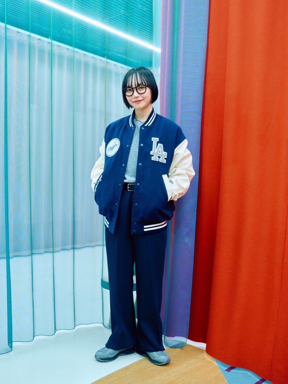 ブラック系のブーツ、ゴールド系のスカート、ブラウン系のTシャツ/カットソーを着用したレディースの冬コーディネートの2枚目の写真