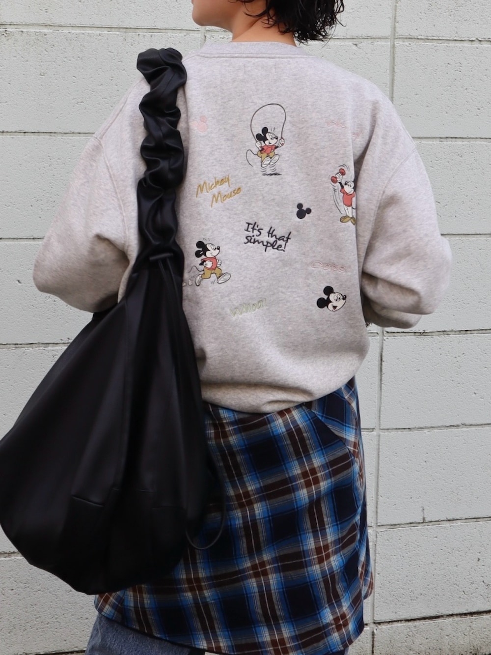 グレー系のスウェット、ブルー系のスカート、ブルー系のデニムパンツを着用したレディースの秋コーディネートの5枚目の写真