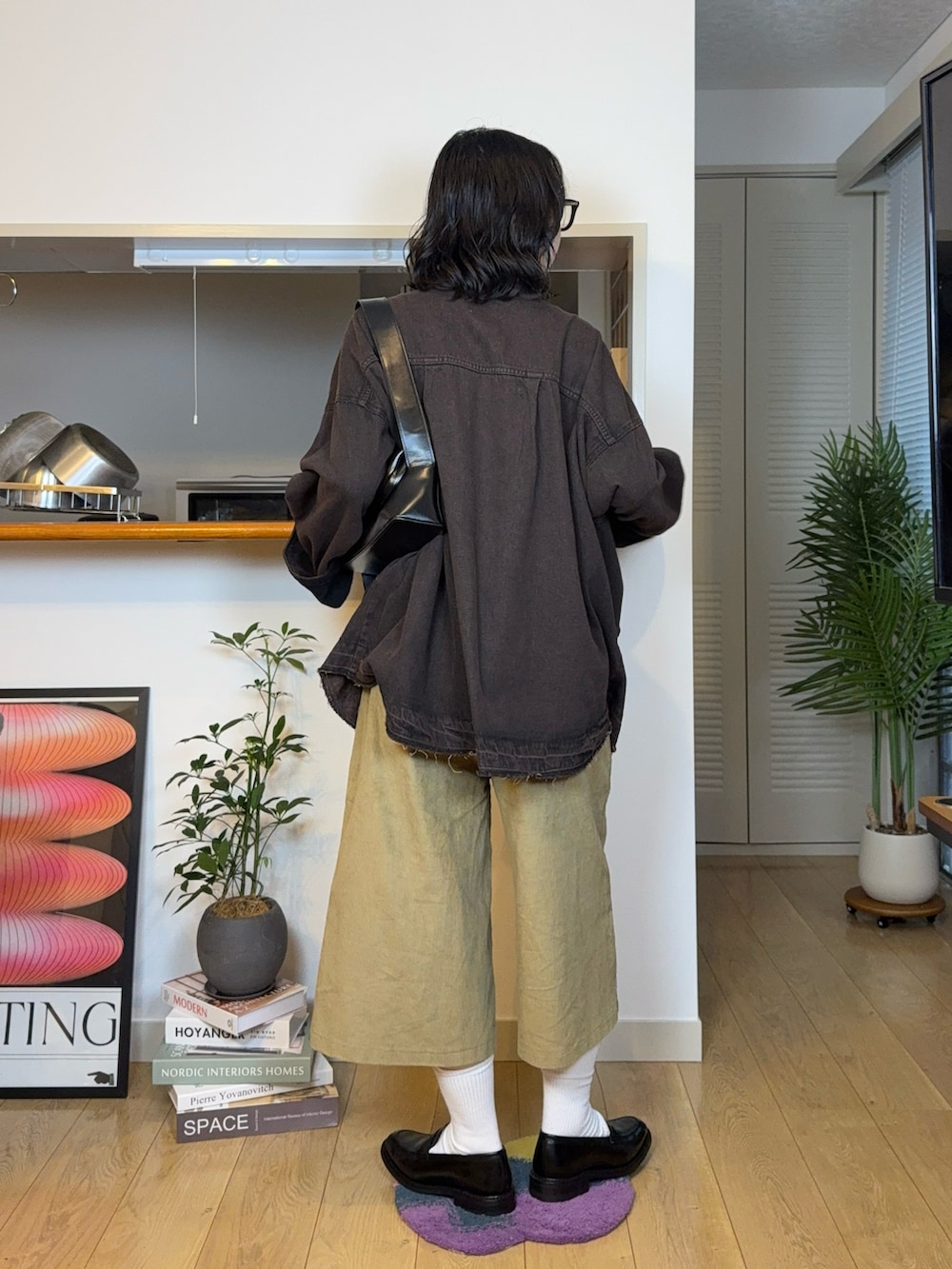 ブラウン系のブルゾン、ベージュ系のその他パンツ、ブラック系のショルダーバッグを着用したレディースの秋コーディネートの3枚目の写真