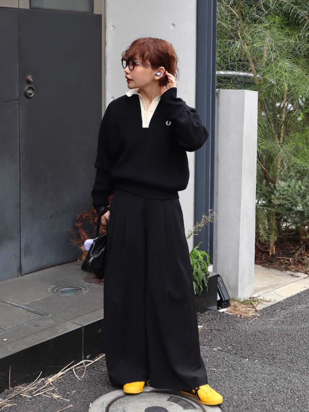 「メガネ女子、モノトーン、ニット、差し色コーデ、フレッドペリー、ポロシャツ、ブラックコーデ、オールブラック、秋服コーデ、休日スタイル、カジュアルコーデ、パンツスタイル、ラクチンコーデ、オトナ女子、メンズライク」｜「EHYUMIの【EHYUMI】ワイドスラックス（スラックス、ブラック系）」を使った、オクユウカさん（骨格ストレート・レディース・159cm）の秋コーディネートの2枚目の写真