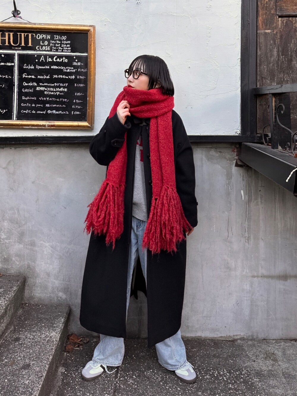 「休日スタイル、ニット、スニーカー、コート、お出かけコーデ、デートコーデ、マフラー、マフラーぐるぐる、デニム、黒コート、コートスタイル、ロングコート、サンバ、adidas」｜「JOURNAL STANDARD relumeの《追加》HARMONIZEロゴニット（ニット/セーター、グレー系）」を使った、オクユウカさん（骨格ストレート・レディース・160cm）の冬コーディネートの2枚目の写真