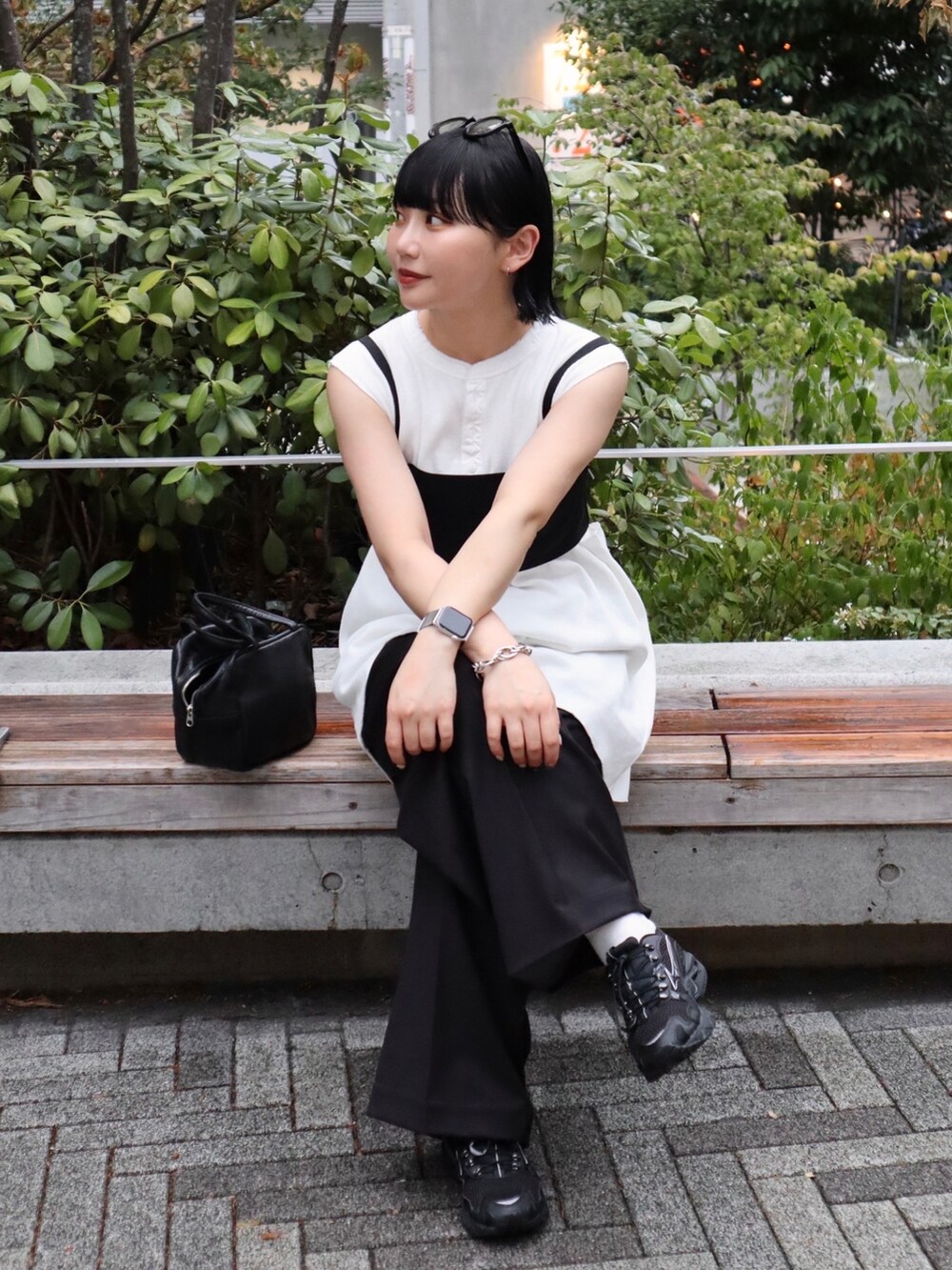 ブラック系のその他パンツ、ブラック系のスニーカー、ブラック系のキャミソールを着用したレディースの秋コーディネートの2枚目の写真