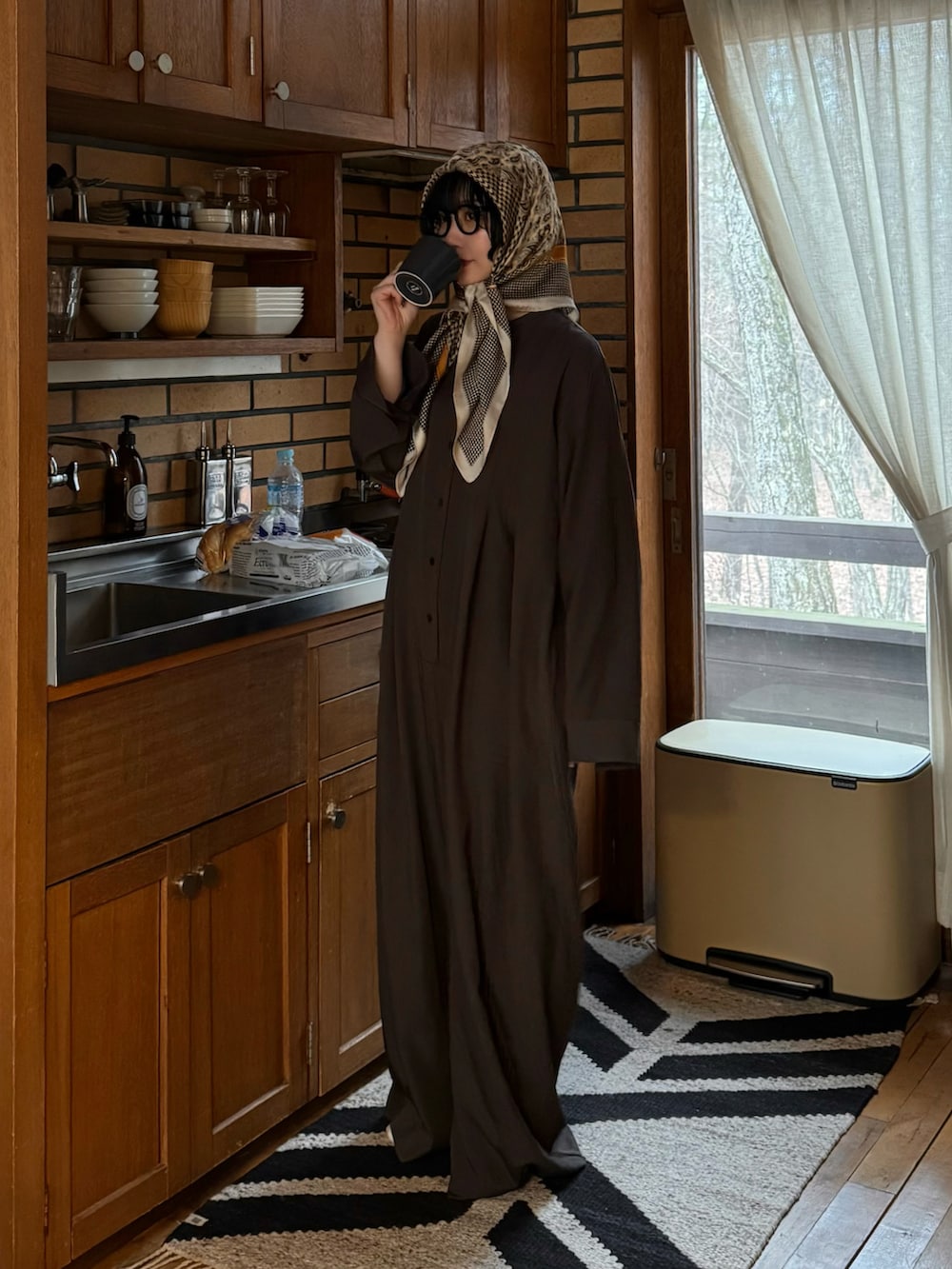 ブラウン系のサロペット/オーバーオール、その他のバンダナ/スカーフを着用したレディースの春コーディネートの2枚目の写真