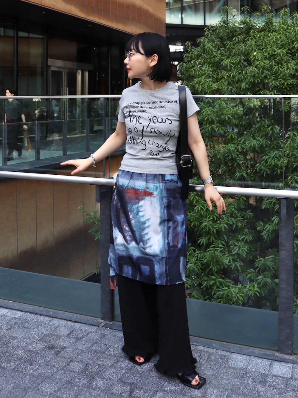 ブラック系のその他パンツ、グレー系のTシャツ/カットソー、その他のスカートを着用したレディースの夏コーディネートの2枚目の写真