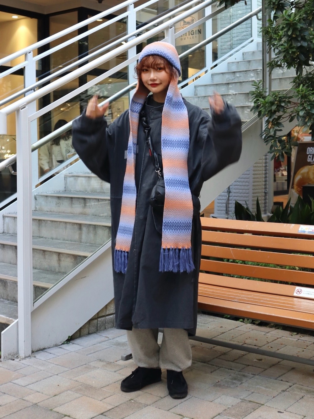 グレー系のジャケット/アウター、ブラック系のショルダーバッグ、グレー系のスウェットパンツを着用したレディースの秋コーディネートの3枚目の写真